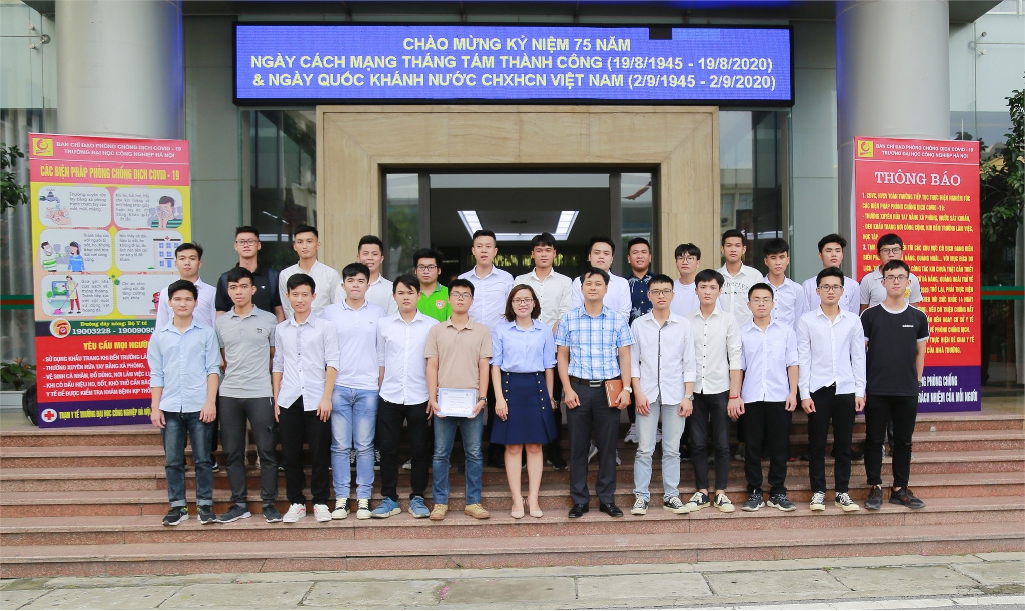 Sinh viên Trường Đại học Công nghiệp Hà Nội thăm `Nhà ở cũ của Hồ Chí Minh` tại Thành phố Liễu Châu, Trung Quốc