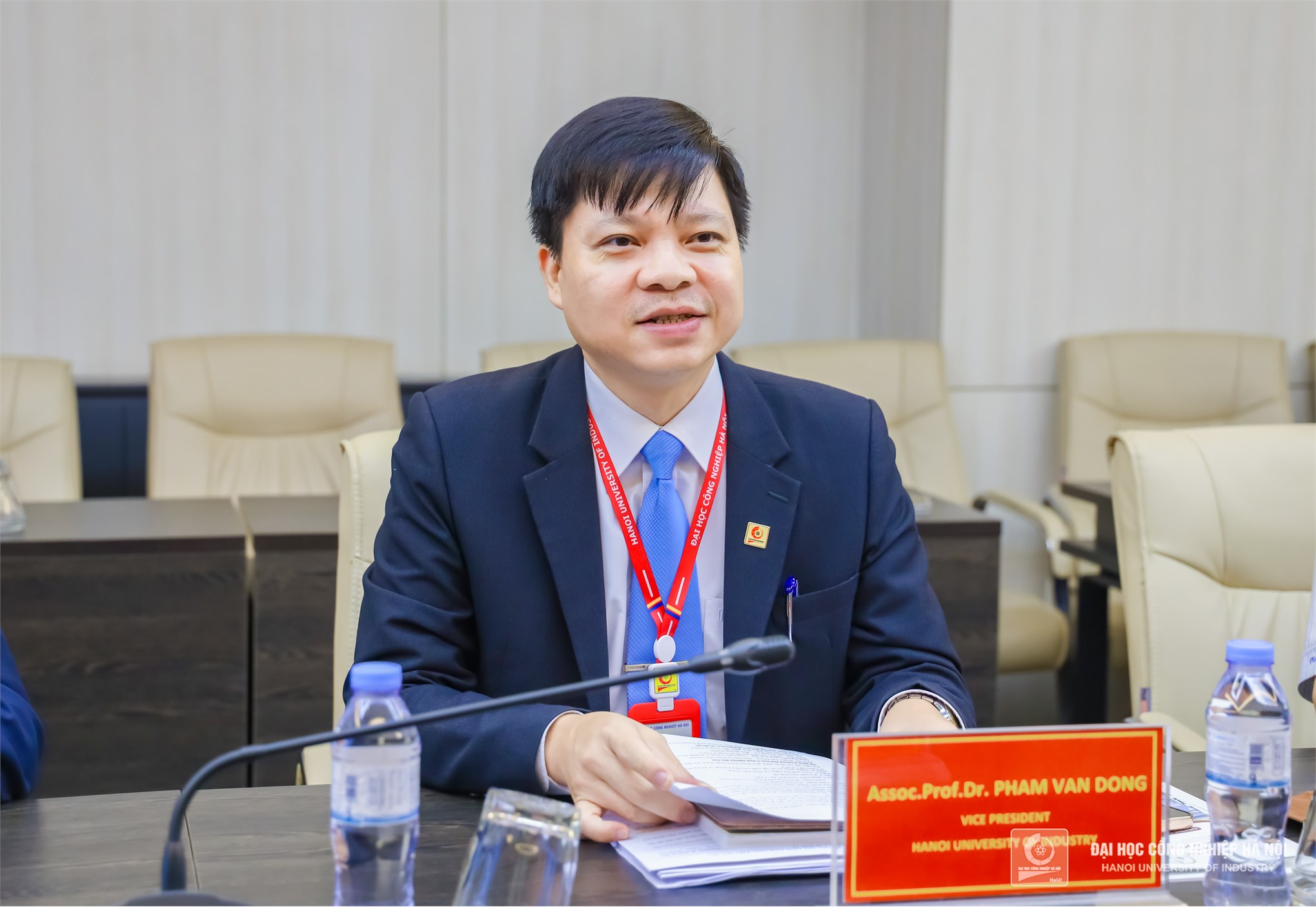 PGS.TS. Phạm Văn Đông – Phó Hiệu trưởng Trường Đại học Công nghiệp Hà Nội đánh giá cao mô hình hợp tác “3 nhà”: Trường (HaUI) – Trường (Cơ sở đào tạo quốc tế) – Doanh nghiệp với mục tiêu cao nhất là đào tạo sinh viên thành công dân toàn cầu. Trường Đại học Công nghiệp Hà Nội mong muốn, các doanh nghiệp Hàn Quốc và các doanh nghiệp Hàn Quốc tại Việt Nam sẽ tham gia sâu hơn vào quá trình đào tạo, hỗ trợ sinh viên về học bổng, chi phí sinh hoạt, thực tập thực tế tại doanh nghiệp góp phần nâng cao chất lượng, khép kín quy trình đào tạo của HaUI