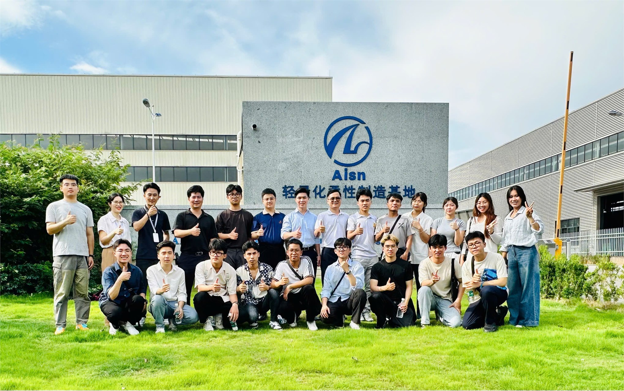 Sinh viên Trường Đại học Công nghiệp Hà Nội tham gia chương trình trao đổi 14 ngày về “ô tô năng lượng mới” tại trường Đại học Khoa học Kỹ thuật Quảng Tây, Trung Quốc