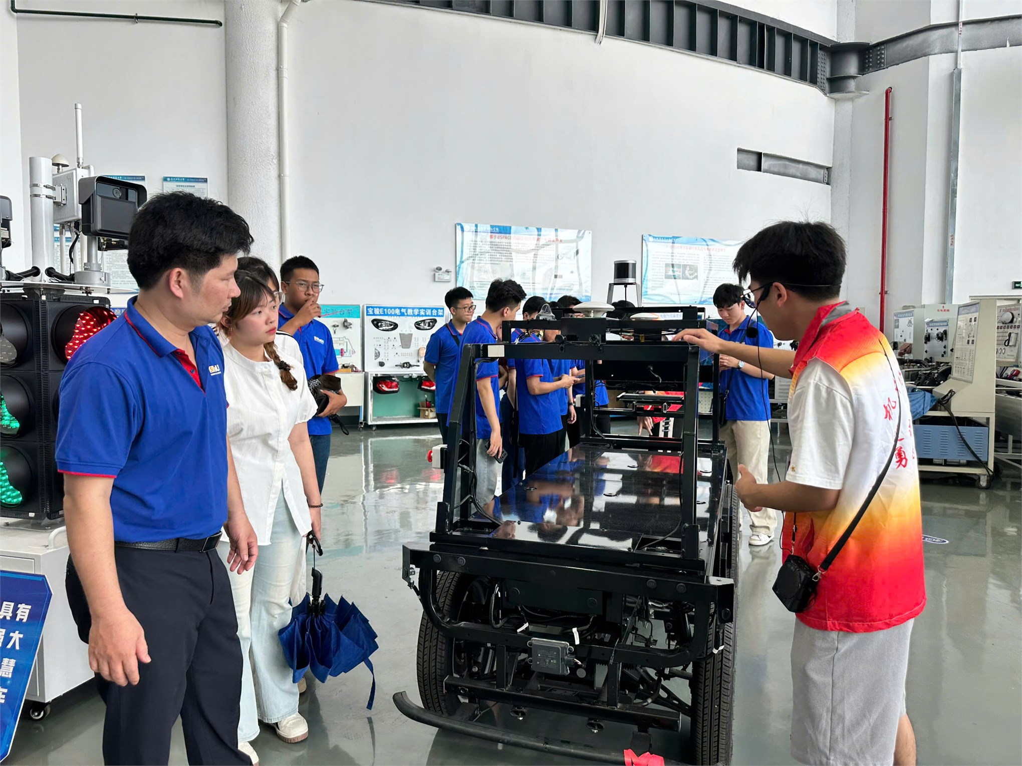 Sinh viên Trường Đại học Công nghiệp Hà Nội tham gia chương trình trao đổi 14 ngày về “ô tô năng lượng mới” tại trường Đại học Khoa học Kỹ thuật Quảng Tây, Trung Quốc