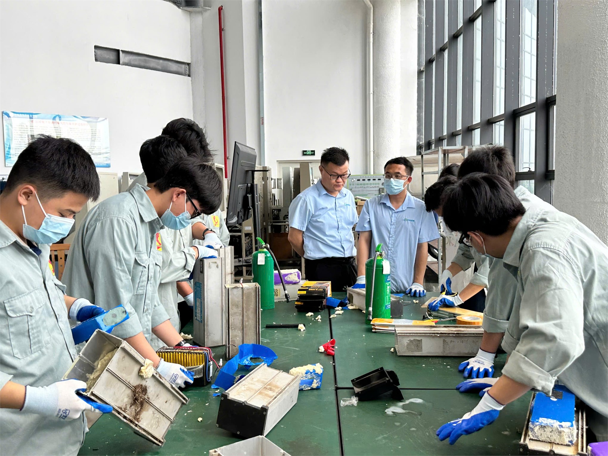 Sinh viên Trường Đại học Công nghiệp Hà Nội tham gia chương trình trao đổi 14 ngày về “ô tô năng lượng mới” tại trường Đại học Khoa học Kỹ thuật Quảng Tây, Trung Quốc