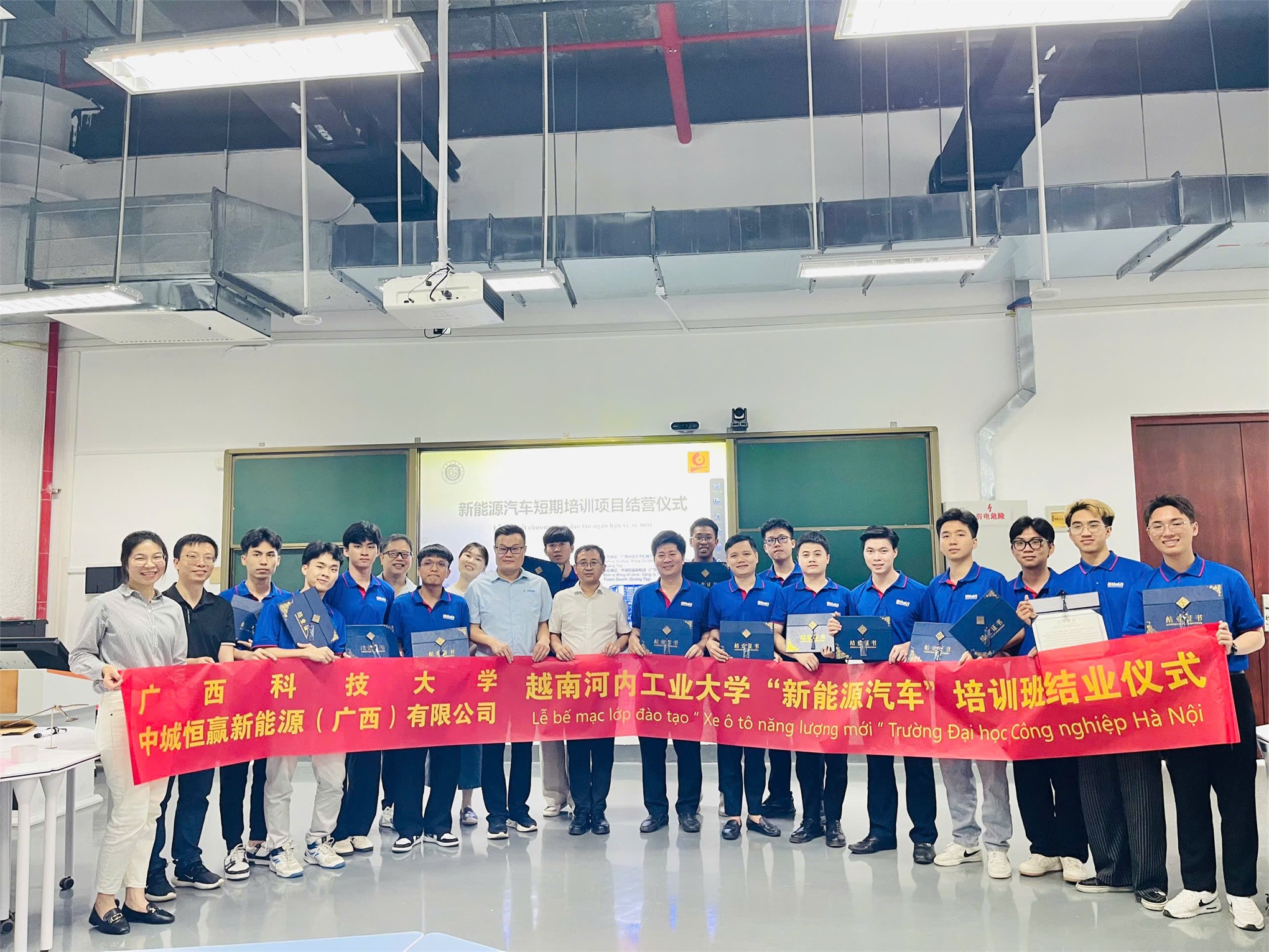 Sinh viên Trường Đại học Công nghiệp Hà Nội tham gia chương trình trao đổi 14 ngày về “ô tô năng lượng mới” tại trường Đại học Khoa học Kỹ thuật Quảng Tây, Trung Quốc