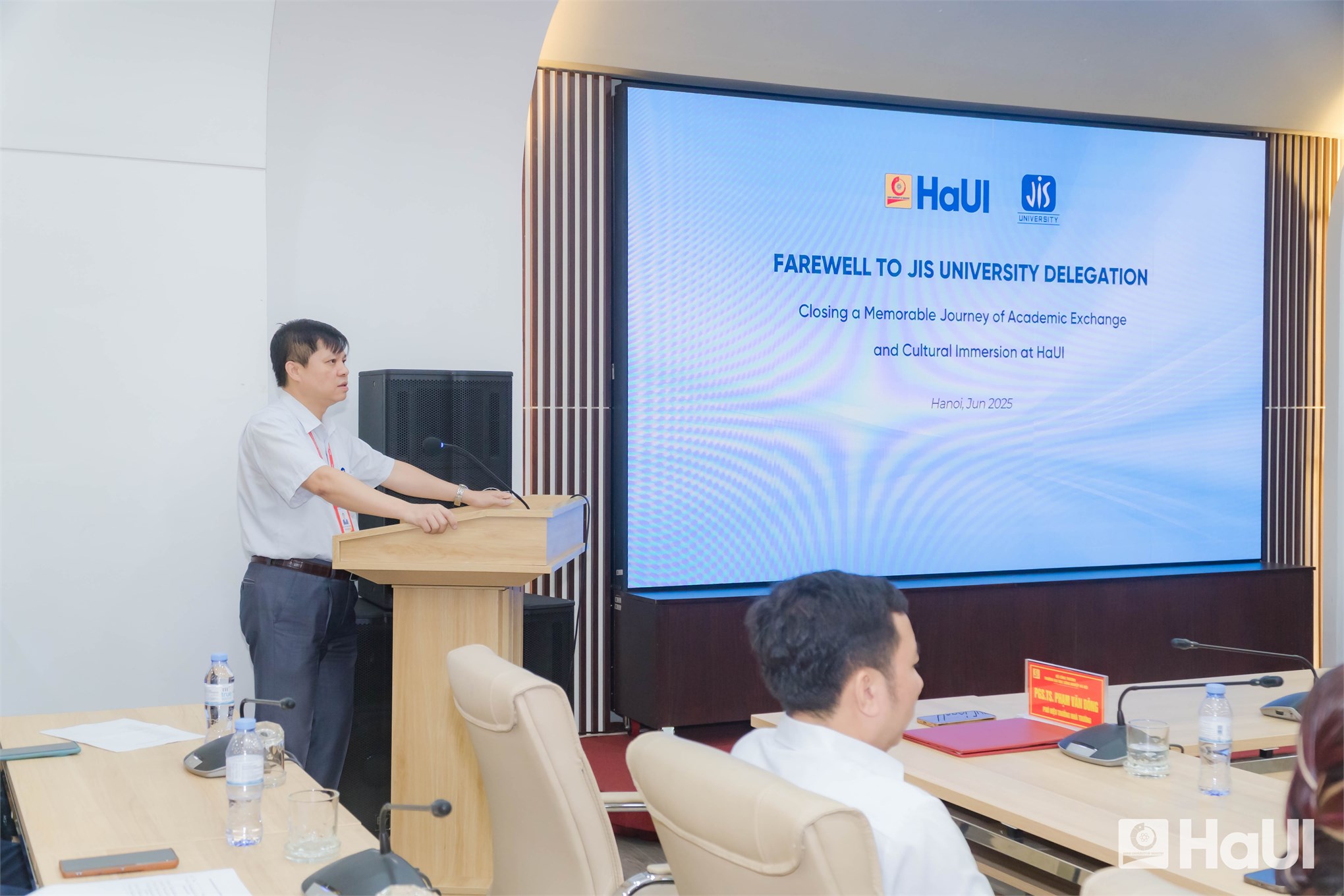 PGS.TS Phạm Văn Đông - Phó hiệu trưởng Nhà trường phát biểu tổng kết chương trình