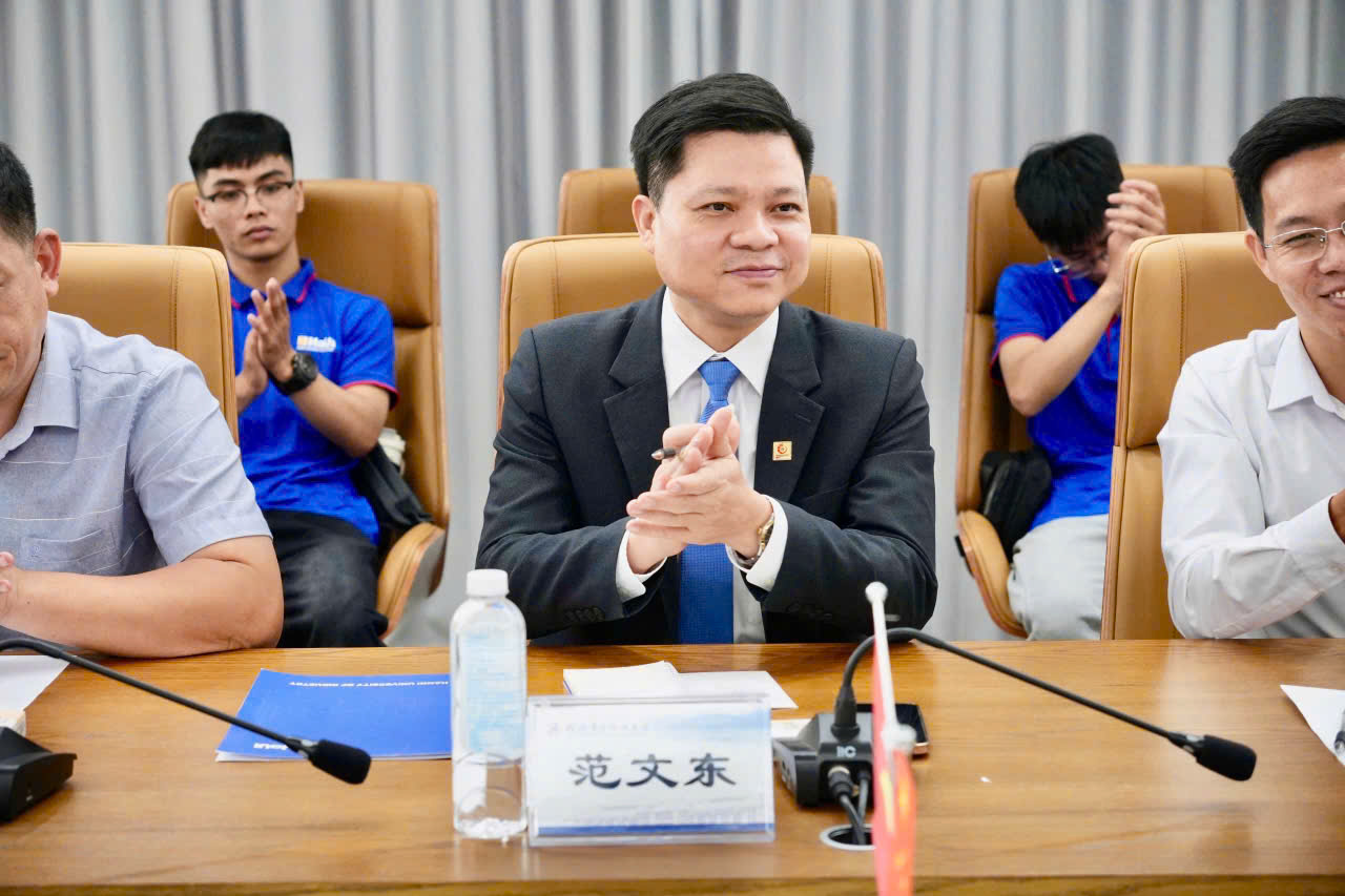 Khởi Động Hành Trình Mới: 14 Sinh viên Ngành Điện - Điện tử chính thức khai giảng chương trình trao đổi tại Trung Quốc theo mô hình hợp tác Trường - Trường - Doanh nghiệp