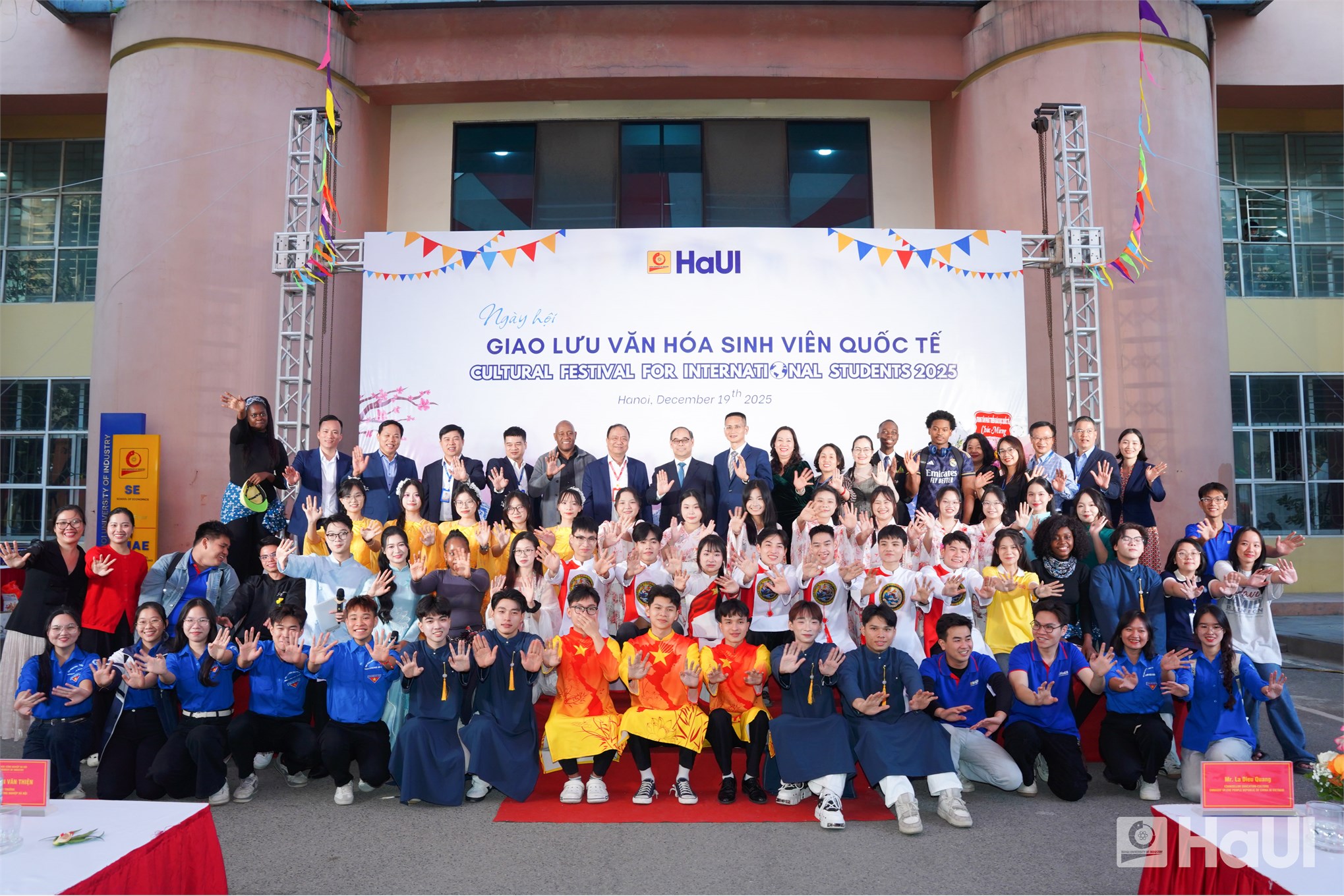 Giao lưu văn hóa sinh viên quốc tế - Một ngày rực rỡ sắc màu tại HaUI