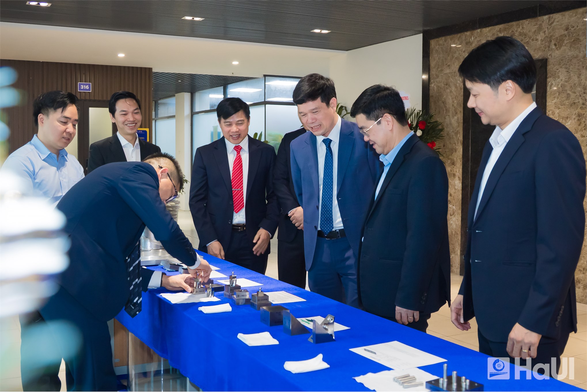 Tiếp nhận thiết bị tài trợ từ Công ty TNHH Beijing Jingdiao Group Việt Nam