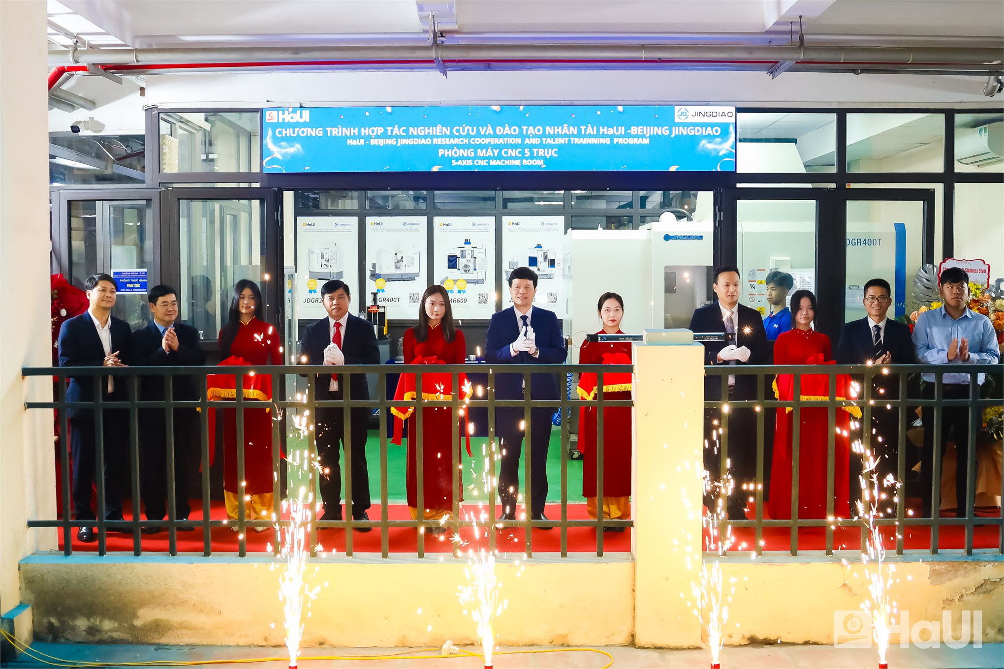 Tiếp nhận thiết bị tài trợ từ Công ty TNHH Beijing Jingdiao Group Việt Nam