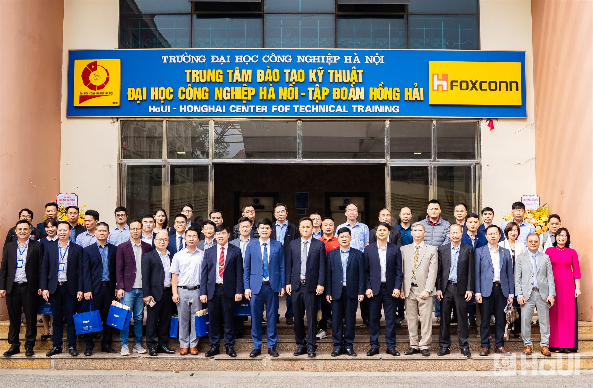 Tiếp nhận thiết bị tài trợ từ Công ty TNHH Beijing Jingdiao Group Việt Nam