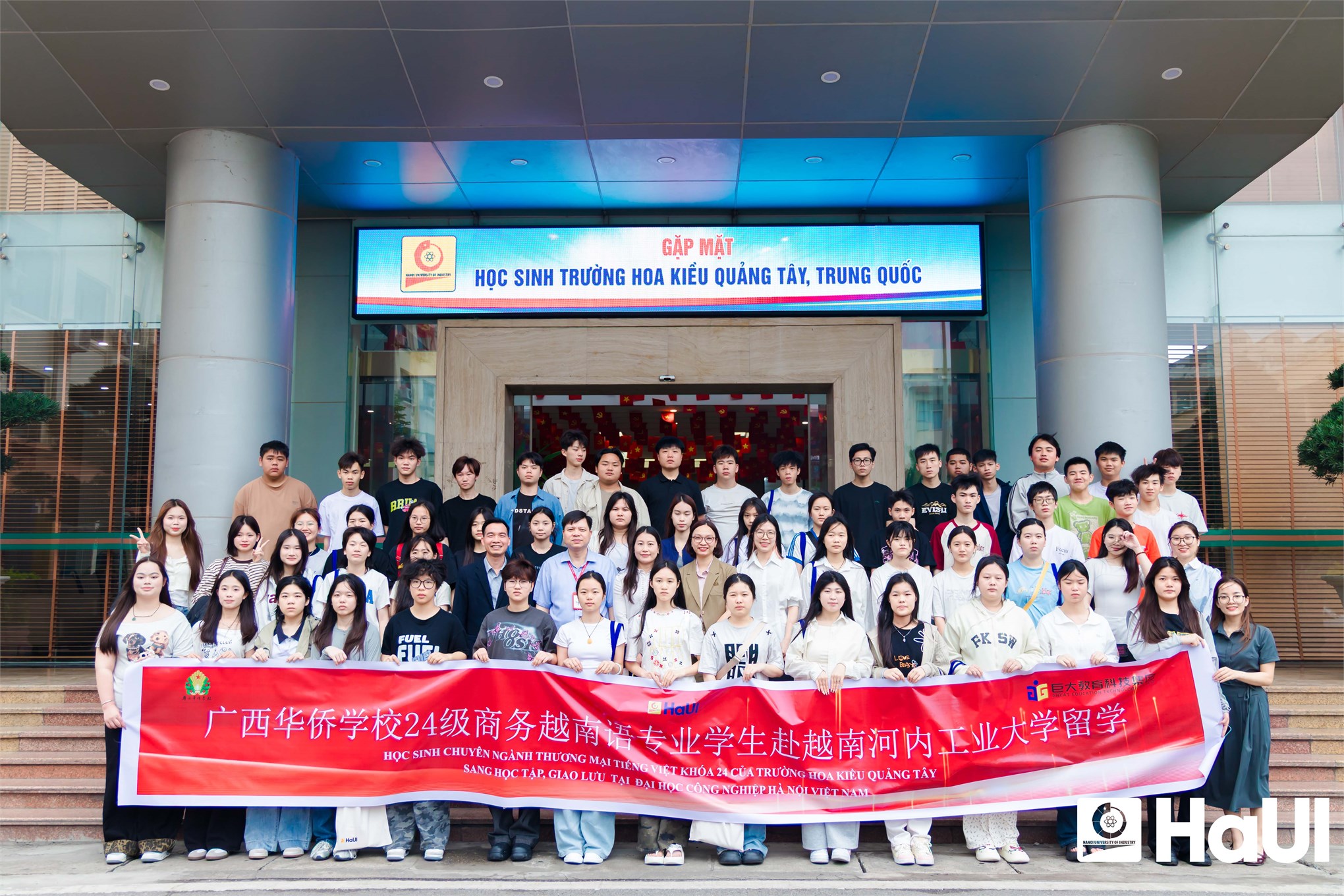 52 học sinh Trường Hoa Kiều Quảng Tây (Trung Quốc) đến trao đổi học tập tại HaUI