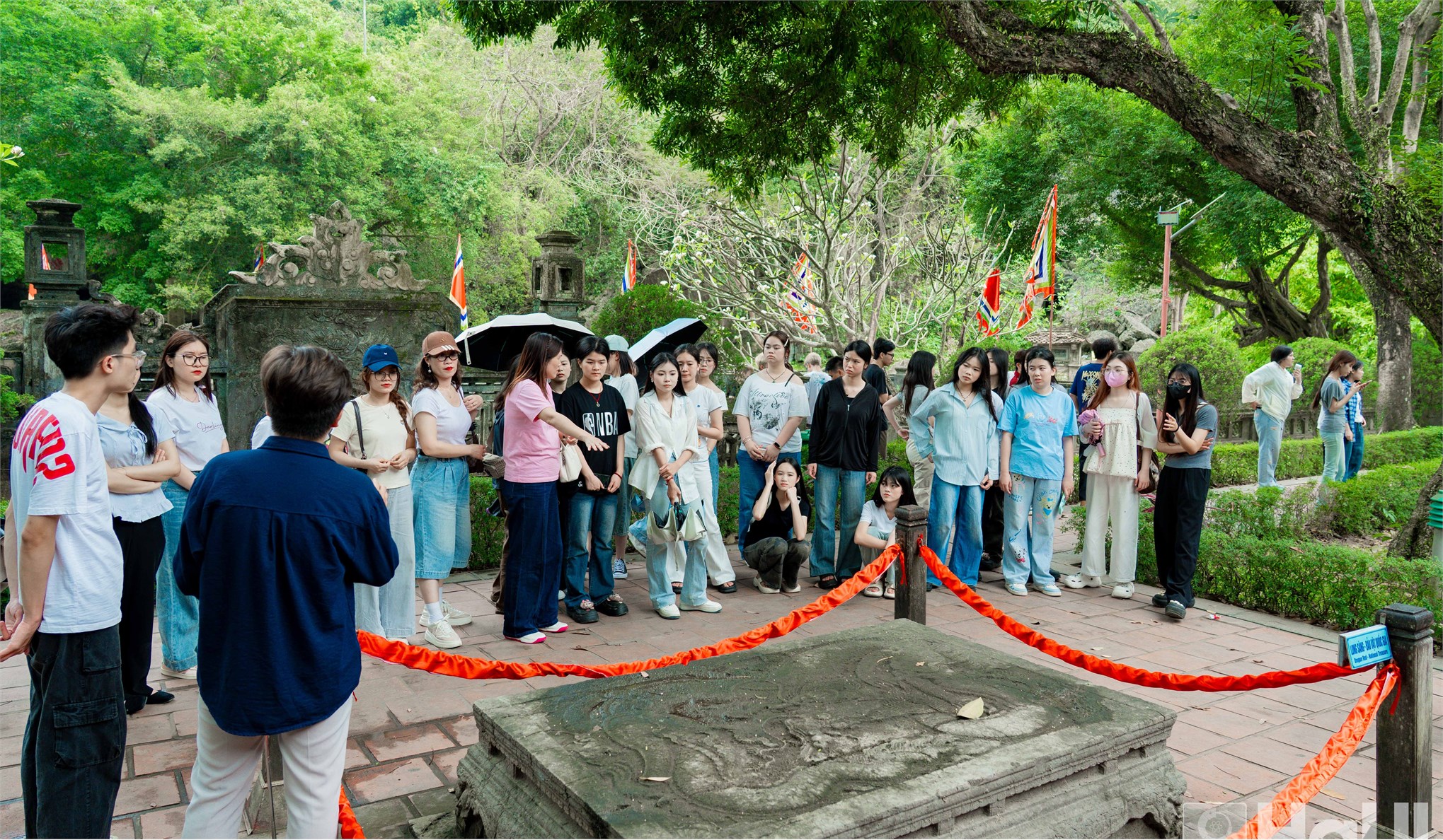 Học sinh Trường Hoa Kiều Quảng Tây (Trung Quốc) hào hứng trải nghiệm hoạt động ngoại khóa tại Ninh Bình