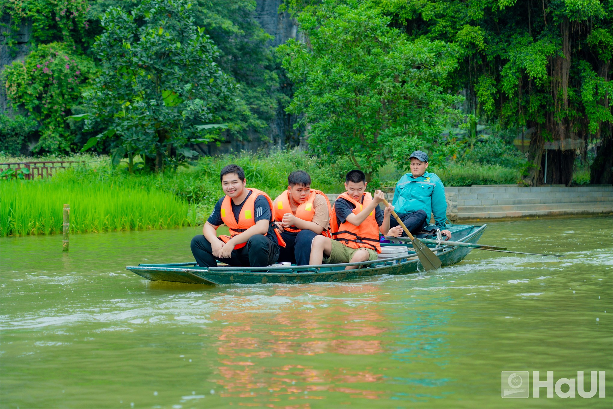 Học sinh Trường Hoa Kiều Quảng Tây (Trung Quốc) hào hứng trải nghiệm hoạt động ngoại khóa tại Ninh Bình