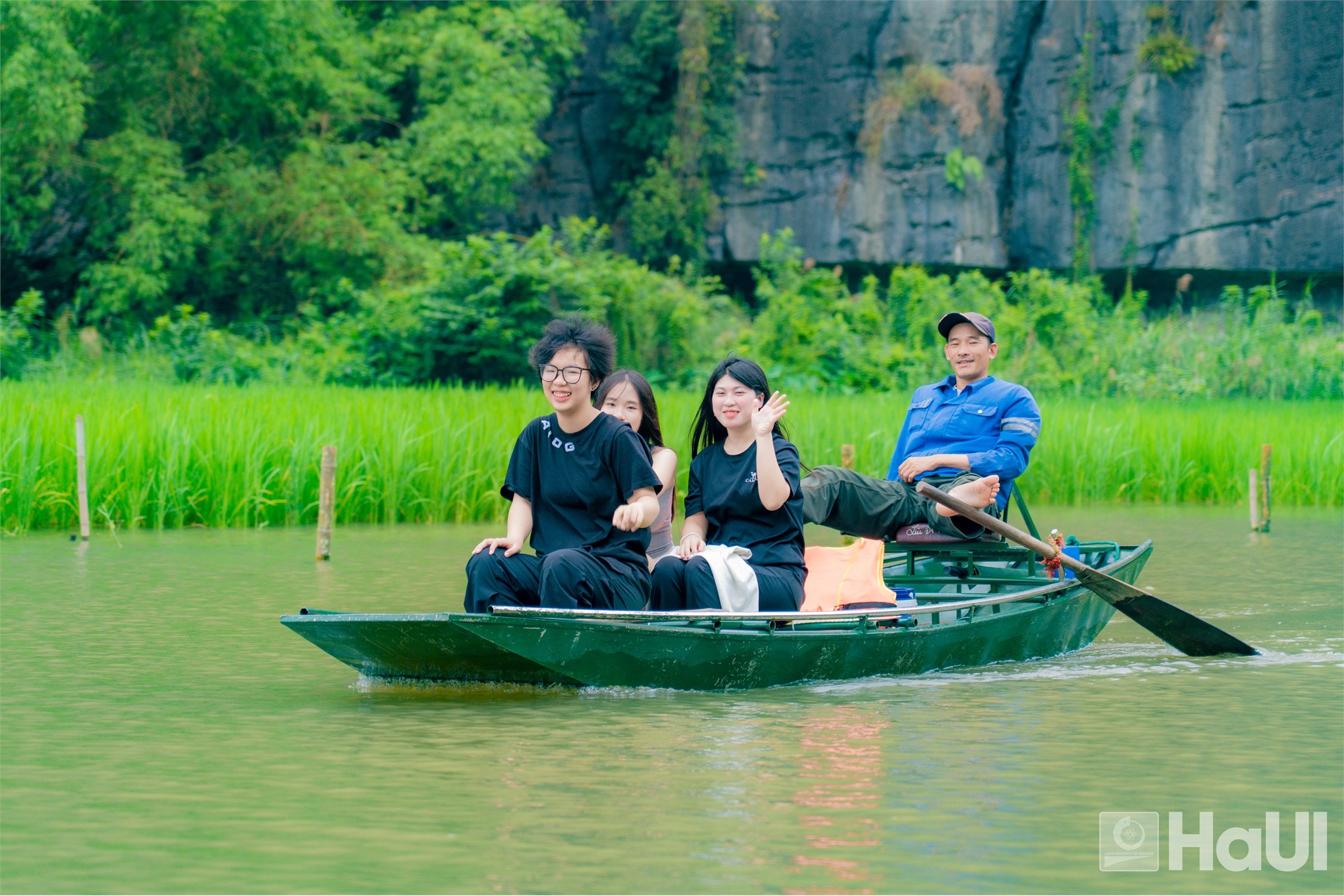 Học sinh Trường Hoa Kiều Quảng Tây (Trung Quốc) hào hứng trải nghiệm hoạt động ngoại khóa tại Ninh Bình