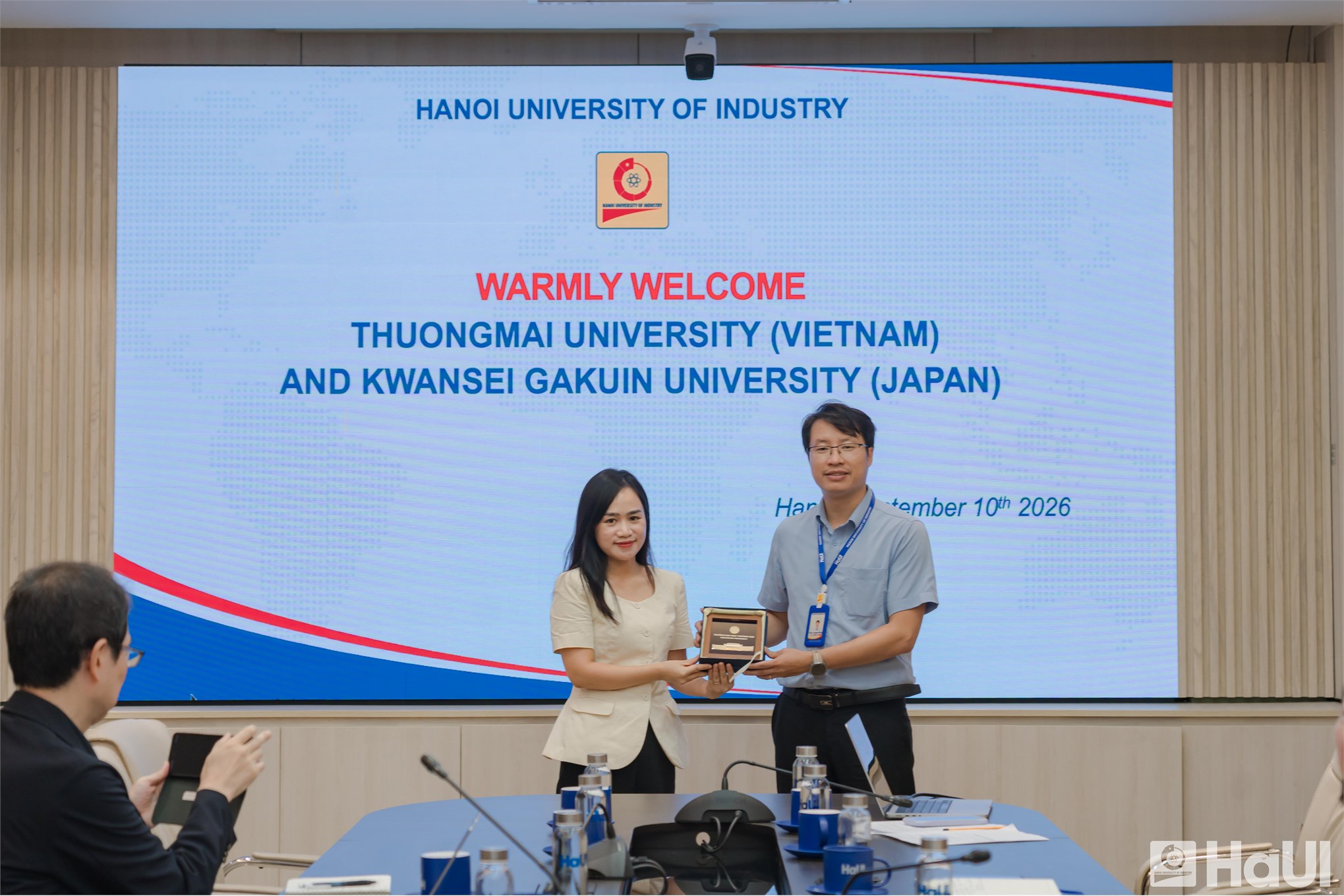 Sinh viên Đại học Kwansei Gakuin và Đại học Thương mại giao lưu với giảng viên, sinh viên HaUI