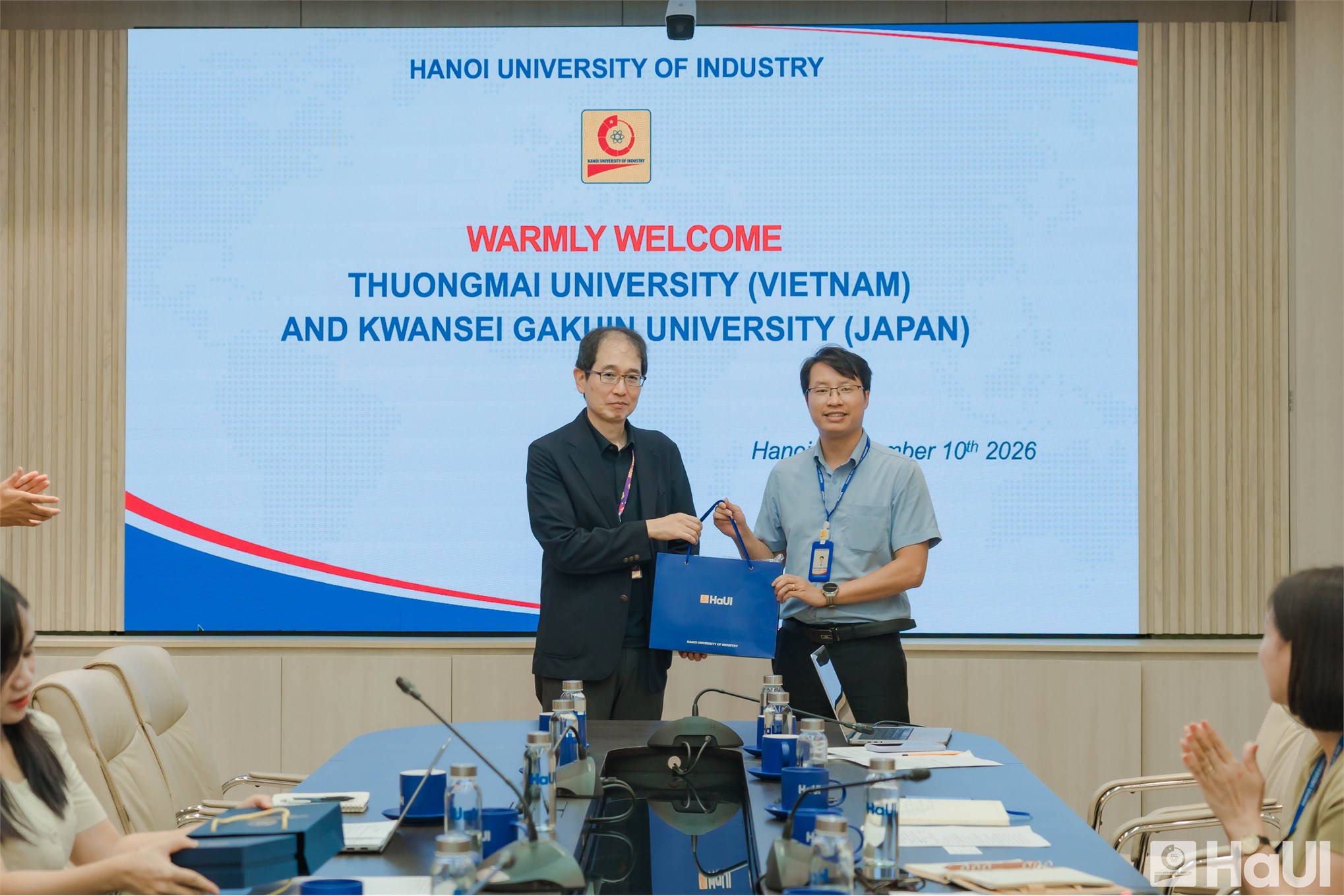 Sinh viên Đại học Kwansei Gakuin và Đại học Thương mại giao lưu với giảng viên, sinh viên HaUI