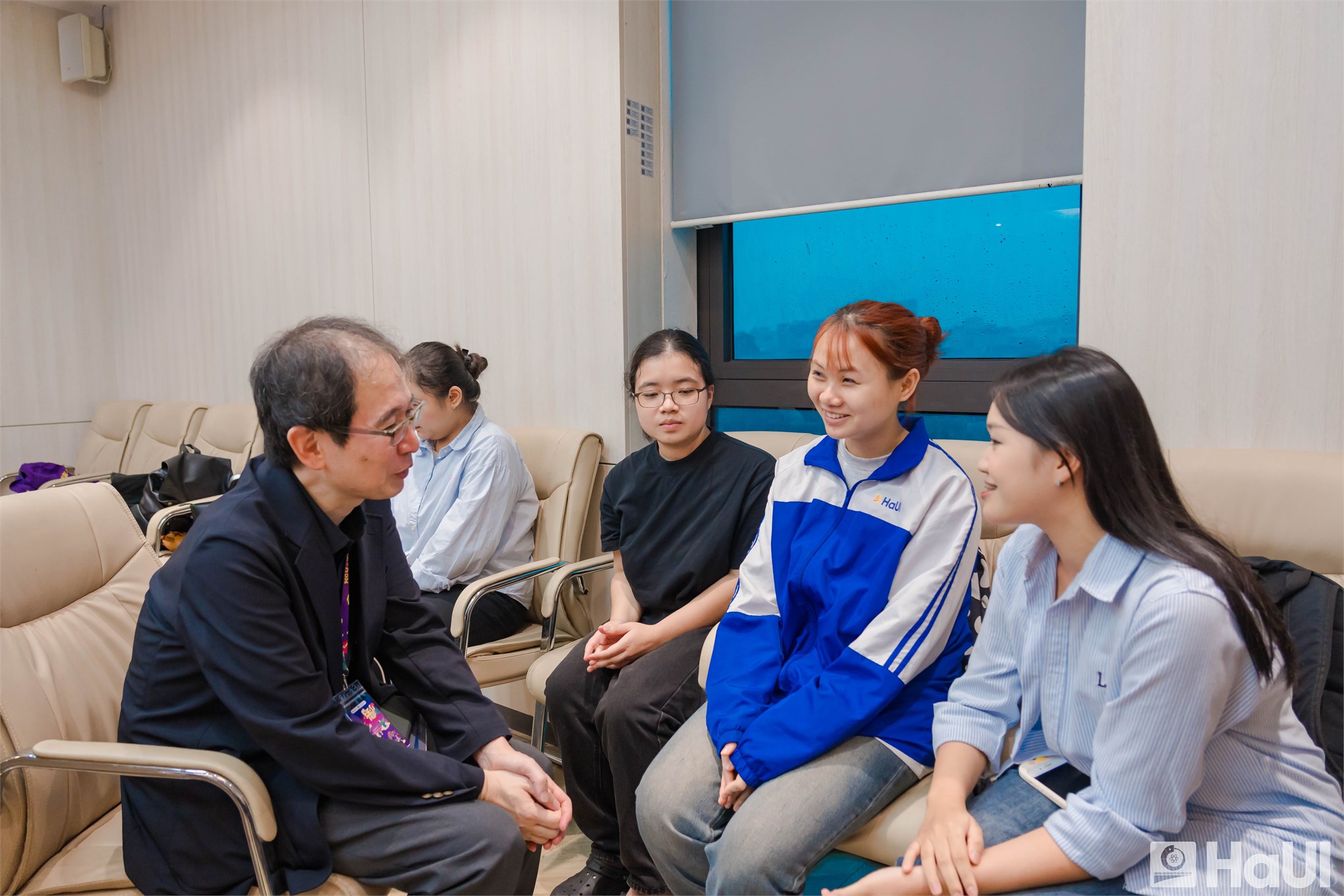 Sinh viên Đại học Kwansei Gakuin và Đại học Thương mại giao lưu với giảng viên, sinh viên HaUI