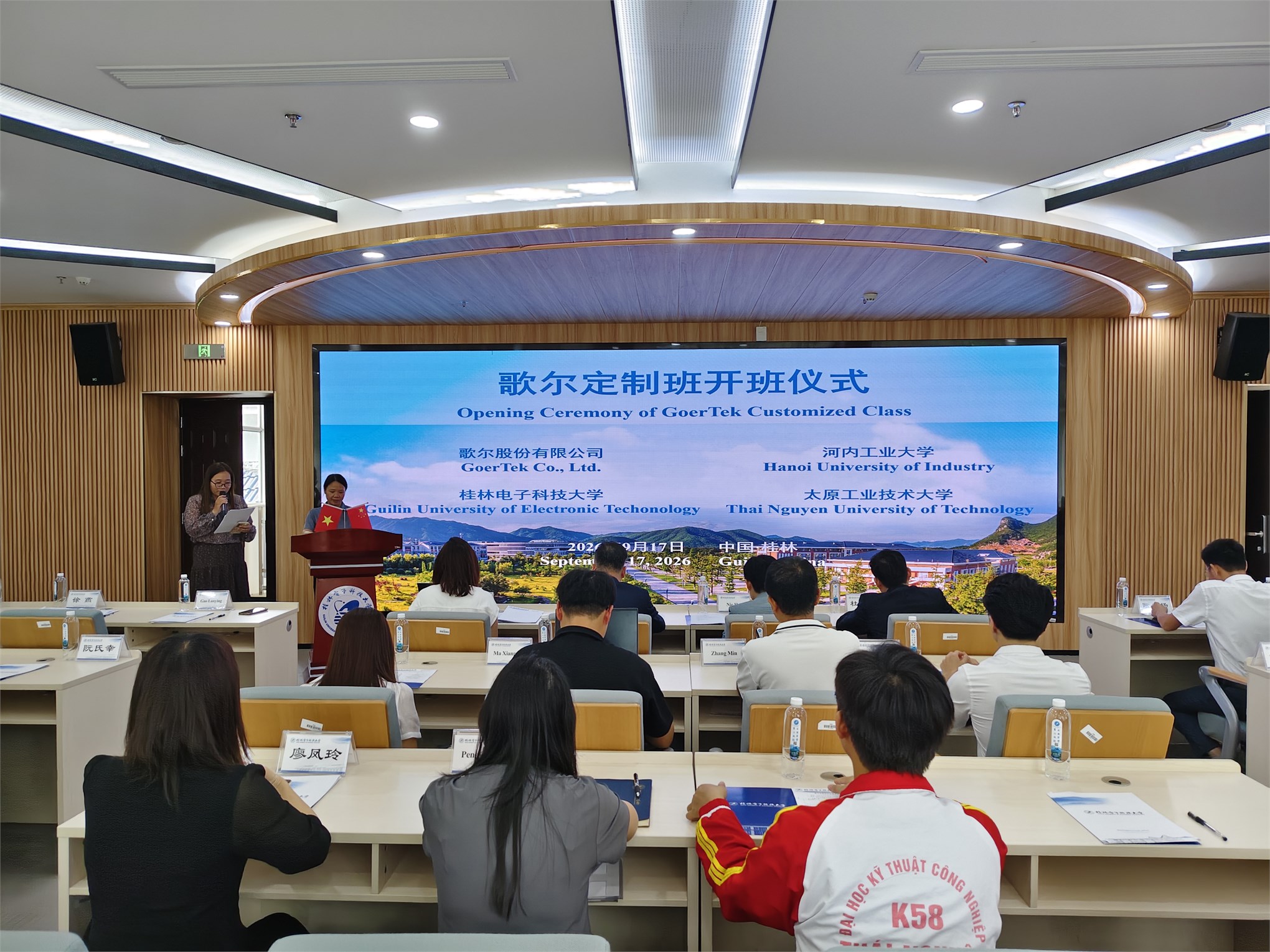 11 sinh viên HaUI bắt đầu hành trình học tập tại Đại học KHKT Điện tử Quế Lâm