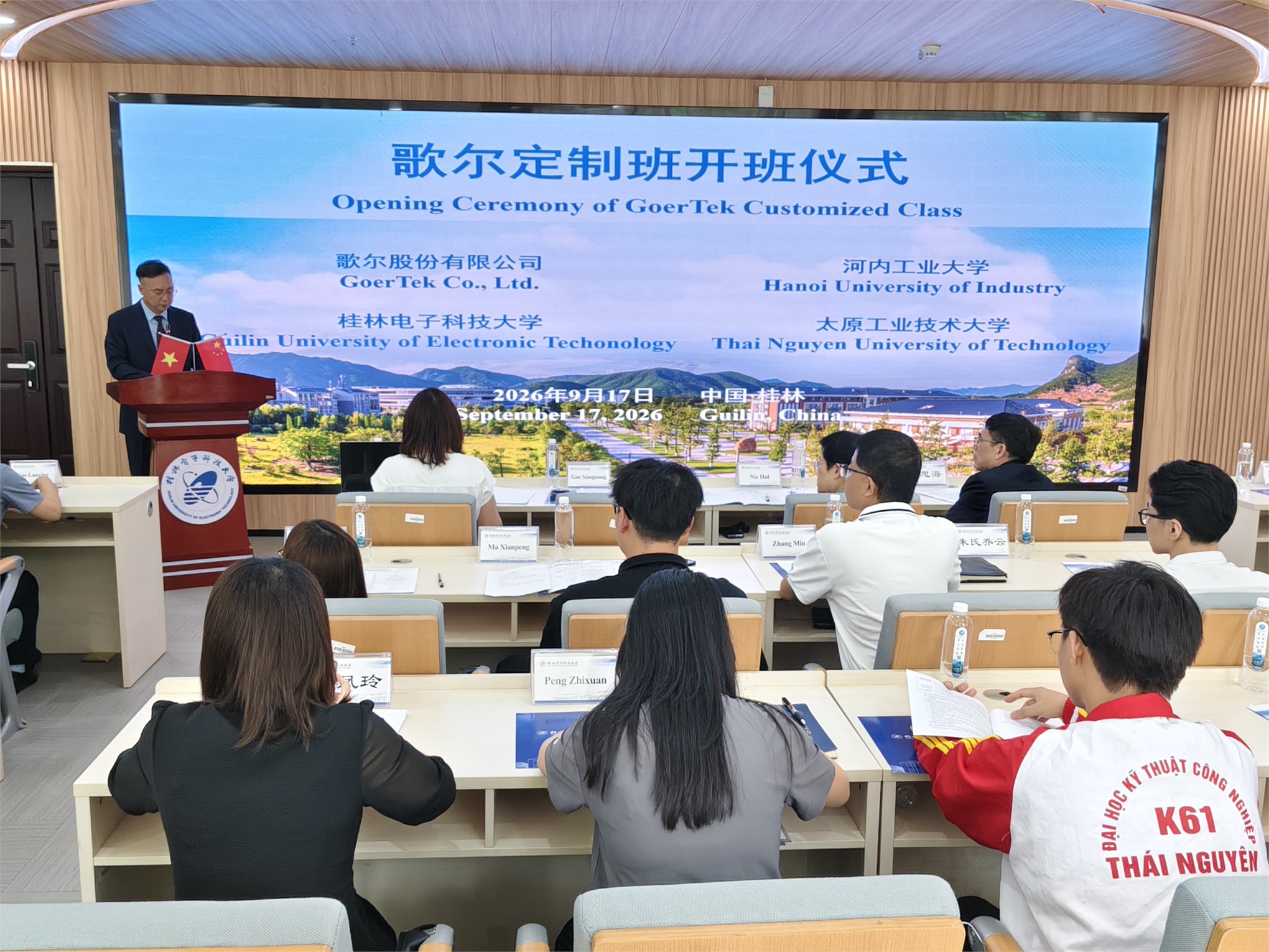 11 sinh viên HaUI bắt đầu hành trình học tập tại Đại học KHKT Điện tử Quế Lâm