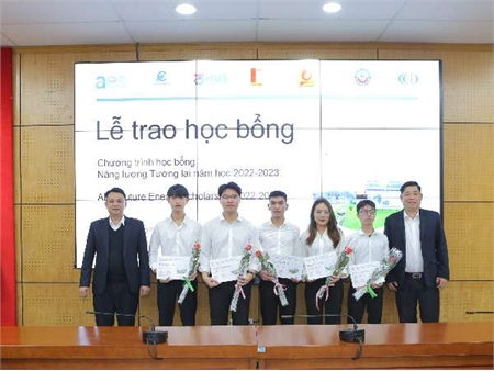 Sinh viên Khoa Điện và Khoa Cơ khí Trường Đại học Công nghiệp Hà Nội xuất sắc nhận học bổng Năng lượng tương lai năm học 2022 - 2023