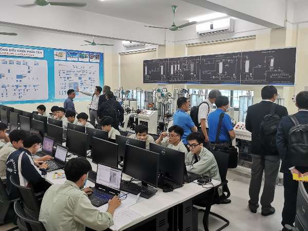 Công ty Yaskawa đến tham quan trường Đại học Công nghiệp Hà Nội