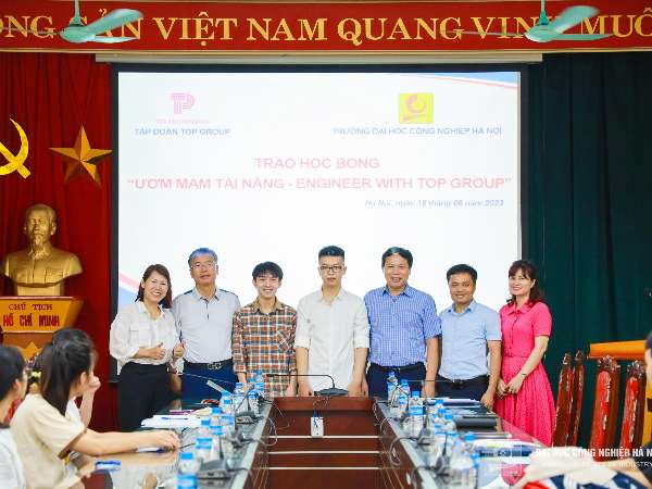 Trao học bổng “Ươm mầm tài năng – Engineer with Top Group” của Công ty TNHH Top Engineering Vina tài trợ