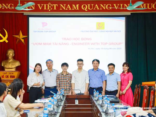 Trao học bổng “Ươm mầm tài năng – Engineer with Top Group” của Công ty TNHH Top Engineering Vina tài trợ