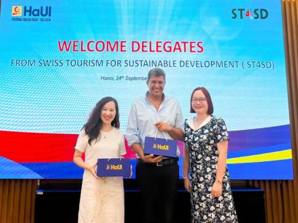 Làm việc với Đại diện Dự án Du lịch Thụy Sĩ