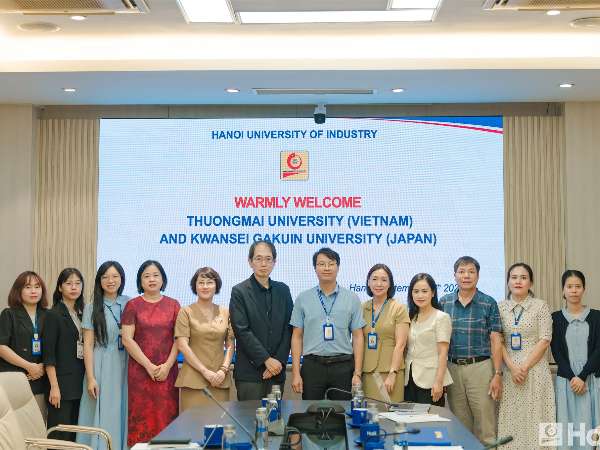 Sinh viên Đại học Kwansei Gakuin và Đại học Thương mại giao lưu với giảng viên, sinh viên HaUI