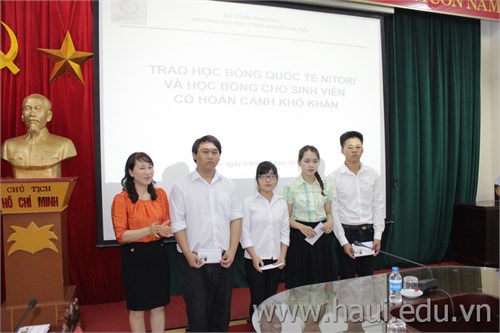 Các em sinh viên có hoàn cảnh đặc biệt khó khăn nhận học bổng